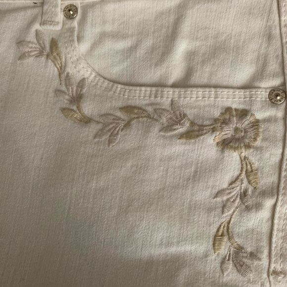 STYLE &CO CREAM COLOR JEANS WITH EMBROIDERED POCKET, sz18 - Picture 2 of 7